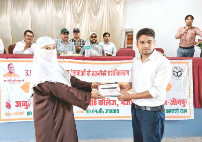 अब्दुल अज़ीज़ अंसारी डिग्री कॉलेज के विद्यार्थियों को मिला टैबलेट