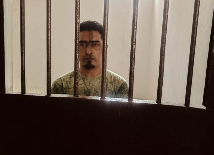 सोशल मीडिया पर रिवॉल्वर संग वायरल हुआ वीडियों, दबोचा गया युवक