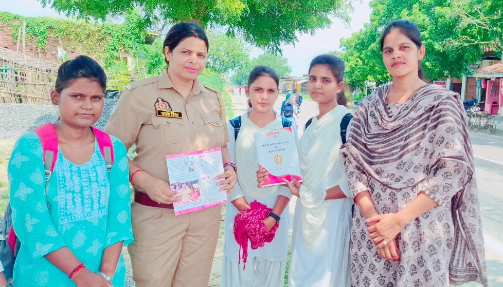 जिले में बढ़ते अपराध के प्रति,महिला पुलिस कर्मियों ने बालिकाओं को किया जागरूक 2 जिले में बढ़ते अपराध के प्रति,महिला पुलिस कर्मियों ने बालिकाओं को किया जागरूक