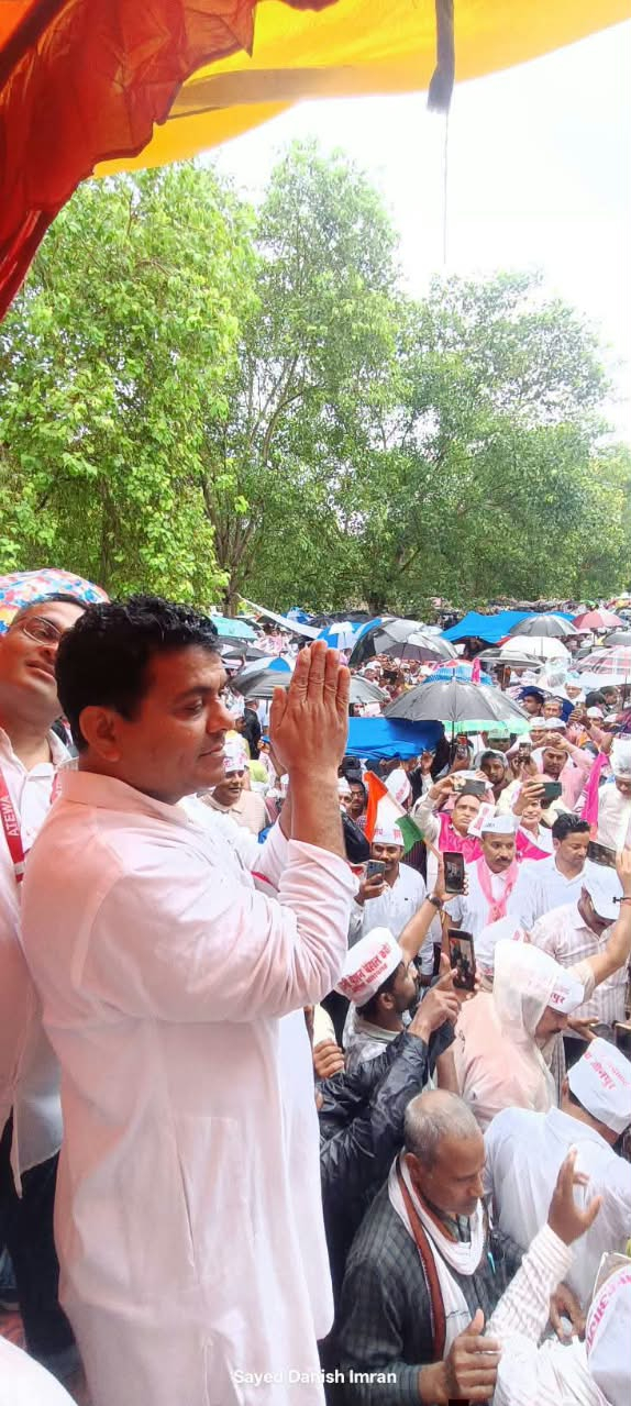 बारिश के बीच लखनऊ में गूंजी पुरानी पेंशन बहाली और निजीकरण समाप्ति की मांग