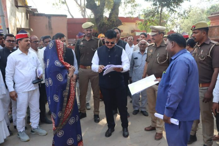 मड़ियाहू तहसील का DM ने किया निरीक्षण