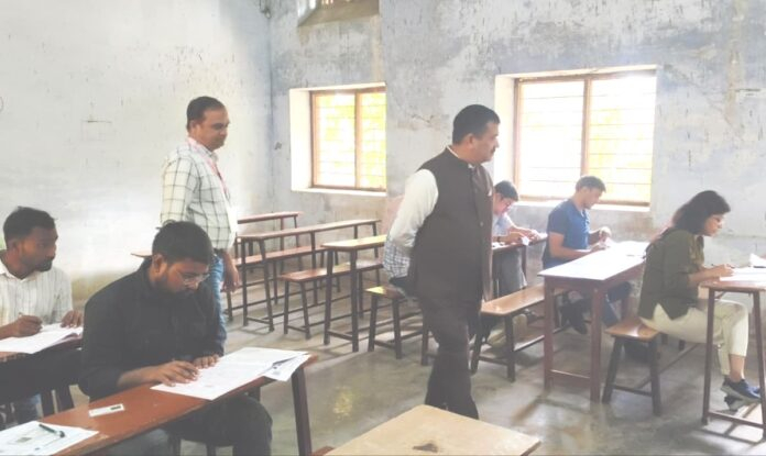 jaunpur 34 केंद्रों पर चल रही पीसीएस प्री परीक्षा का डीएम ने किया निरीक्षण  