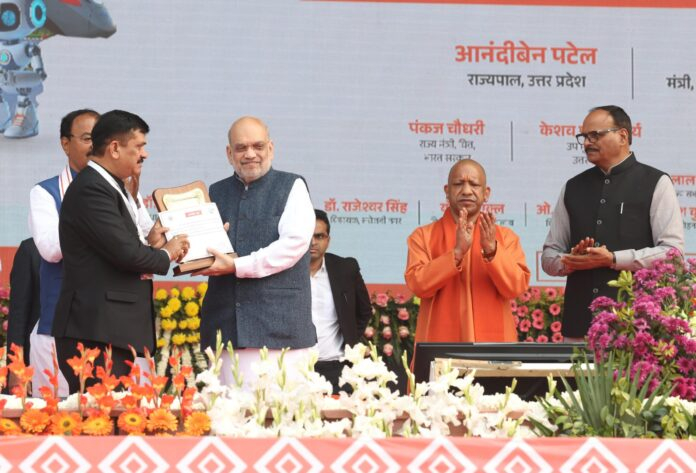 गृहमंत्री अमित शाह के हाथ जौनपुर के DM हुए सम्मानित 