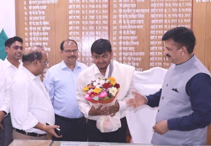  JAUNPUR,नायब तहसीलदार के पद पर तैनात अतुल सिंह UPSC की परीक्षा पास