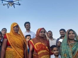 IAS अभिषेक सिंह ने ड्रोन से किसानों के खेत में करवाया फ्री खाद का छिड़काव