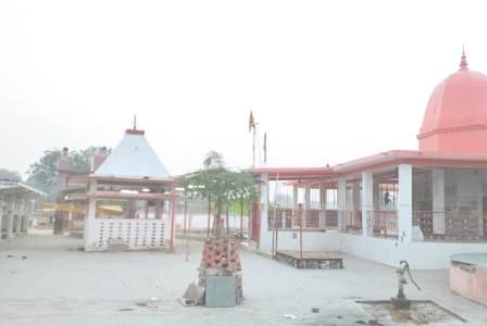 अशरफपुर गांव में बने चौसठी देवी बुढिया माई मंदिर पर,दबंगो का कब्जा