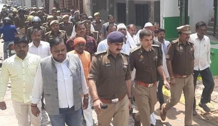 JAUNPUR एसपी ने पुलिस बल के साथ खेतासराय में किया फ्लैग मार्च