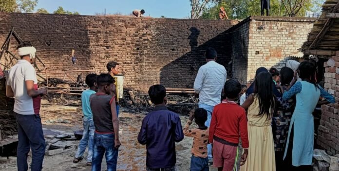 JAUNPUR NEWS:शार्ट सर्किट से छप्पर में लगी आग लाखों का नुकसान