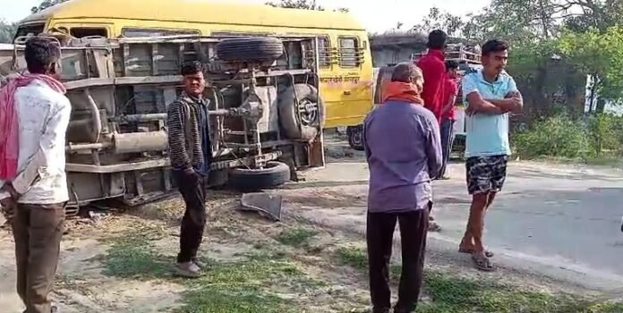 School Bus Accident:जौनपुर स्कूल बस और पिकप की टक्कर,ड्राइवर समेत बच्चे घायल