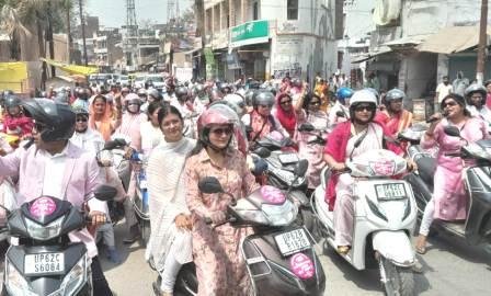 जौनपुर में स्कूटी से निकली महिलाएं,मतदाताओं को करेंगी जागरूक