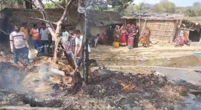 JAUNPUR:हरिहरपुर गांव मे शाट सर्किट से लगी आग,सामान जलकर खाक