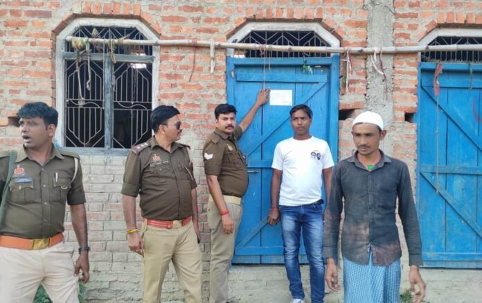 खेतासराय पुलिस ने गैंगस्टर के घर पर नोटिस चस्पा करते हुए मुनादी कराई है 