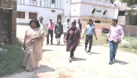 CMO जौनपुर ने मनेछा गांव का किया निरीक्षण,धूप मे न निकले की कही बात 