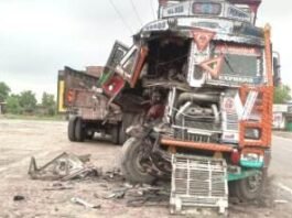 ACCIDENT:ट्रक की टक्कर में एक ट्रक चालक की हुई दर्दनाक मौत