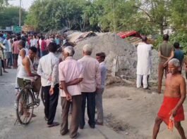 Hardoi:सड़क किनारे झोपडी पर पलटा ट्रक चार बच्चो समेत 8 की मौत