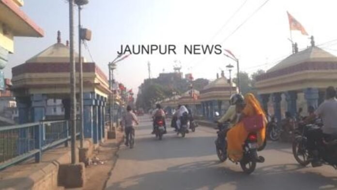  JAUNPUR:ग्राम प्रधान के प्रशासनिक अधिकार पर लगी रोक   