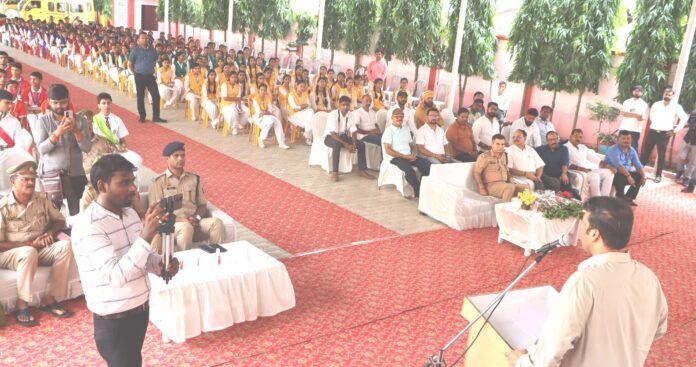 जौनपुर के होली चाइल्ड स्कूल में डीएम ने छात्रों को यातायात सुरक्षा की जानकारी दी