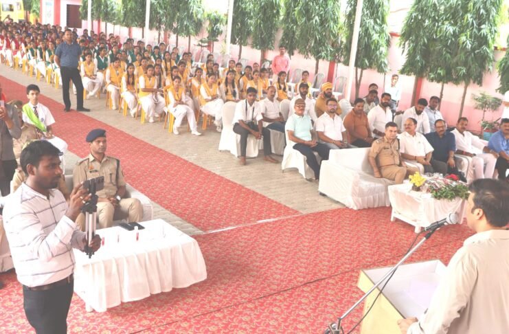 जौनपुर के होली चाइल्ड स्कूल में डीएम ने छात्रों को यातायात सुरक्षा की जानकारी दी