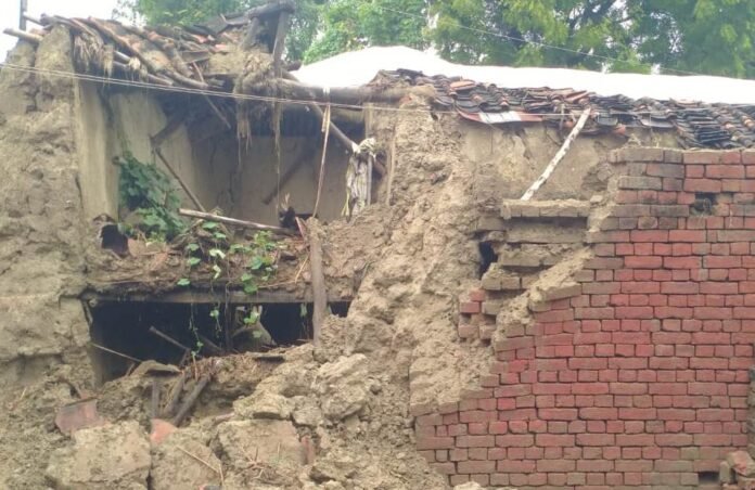 Symbolic picture. collapsed house