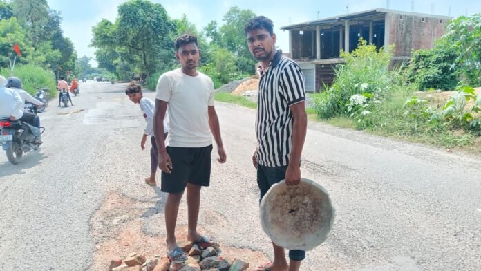 शाहगंजजानलेवा गड्ढों को ग्रामीणों द्वारा किया गया मरम्मत