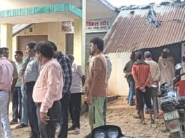 JAUNPUR NEWS:कोर्ट के आदेश पर खुला सील दुकान का ताला