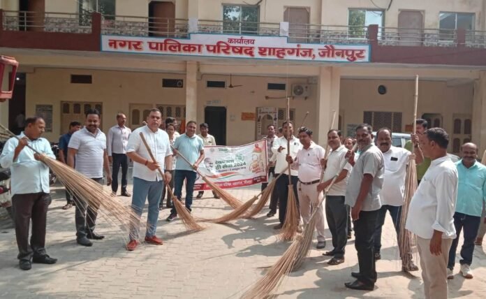 नगर पालिकाध्यक्ष प्रतिनिधि ने कर्मचारियों के साथ झाड़ू लगाकर किया जागरूक