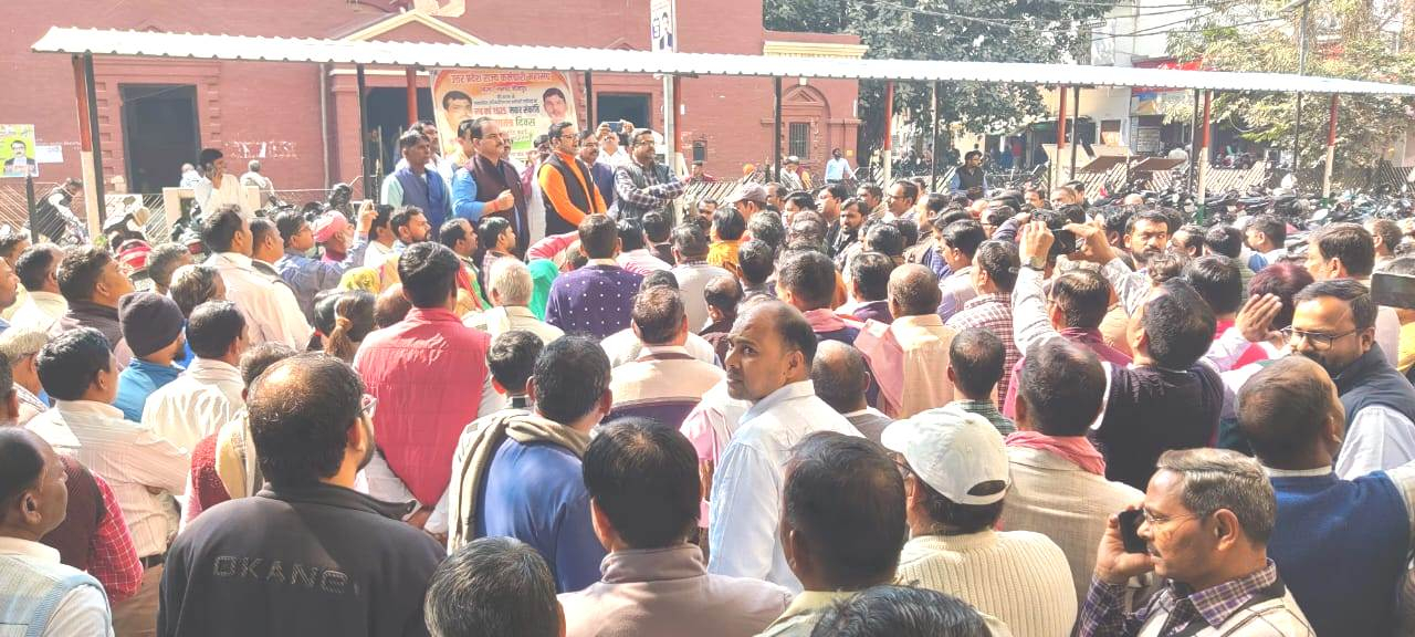 शाहगंज प्रमुख प्रतिनिधि की गिरफ्तारी के बाद हटे कर्मचारी 1 शाहगंज प्रमुख प्रतिनिधि की गिरफ्तारी के बाद हटे कर्मचारी