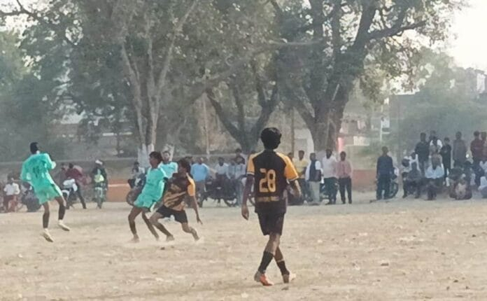 फुटबाल टूर्नामेंट मे फाइनल में पहुची बलिया