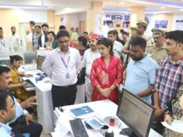 JAUNPUR NEWS स्टेट बैंक ऑफ़ इण्डिया का डीएम ने किया निरीक्षण 