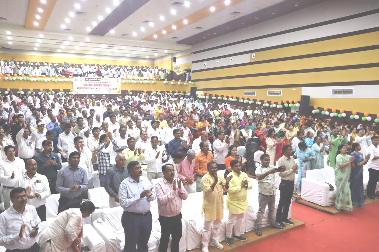 JAUNPUR NEWS जौनपुर पहुंचे मंत्री एके शर्मा ने देखी प्रदर्शनी