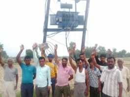 खुटहन जला ट्रांसफार्मर से नाराज़ ग्रामीणों ने किया प्रदर्शन