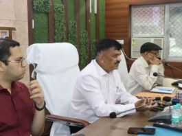 JAUNPUR,पुलिस भर्ती परीक्षा में उत्तीर्ण छात्रों ने डीएम के सामने रखी अपनी बात 