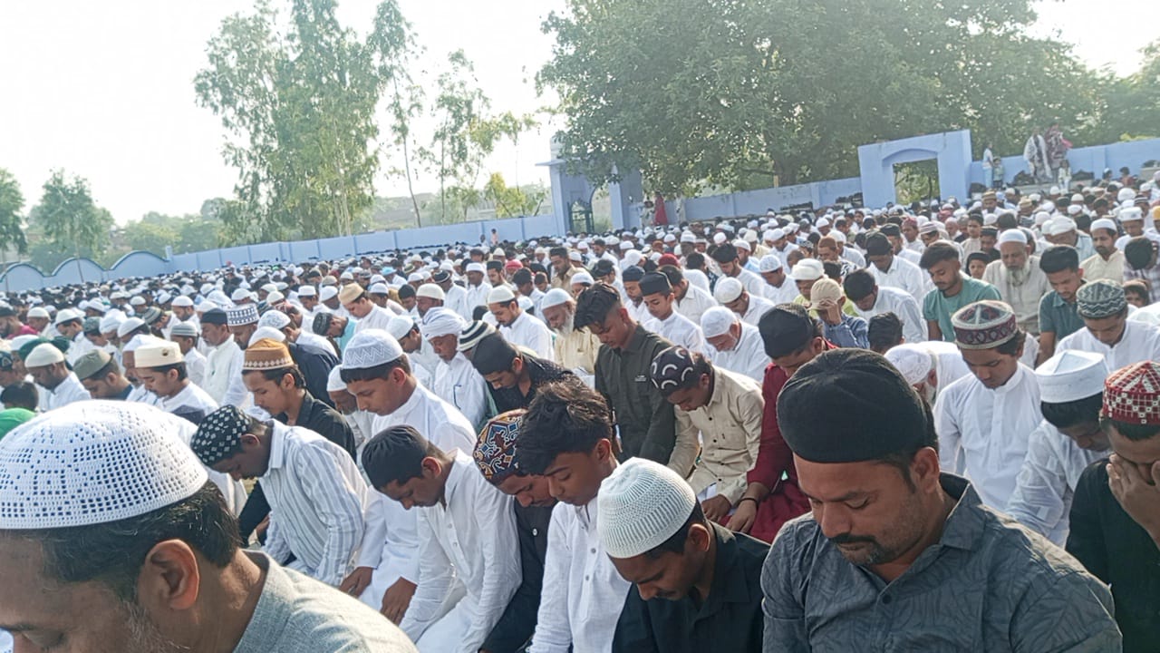 खेतासरायईदगाह में उमड़ा जनसैलाबअमन चैन की दुआओं संग हुई इबादत 2