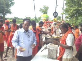 कांवरियों सहित क्षेत्रीय लोगों ने किया प्रसाद ग्रहण