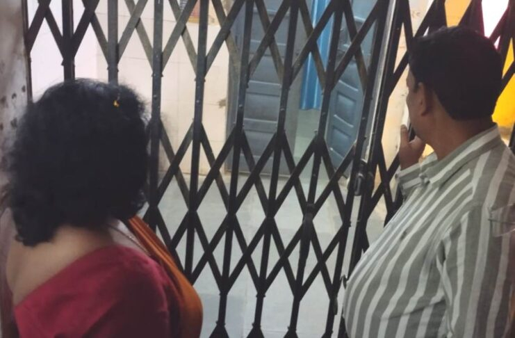 डिलीवरी प्वाइंट पर लगा मिला ताला भड़कीं मुख्य चिकित्सा अधिकारी