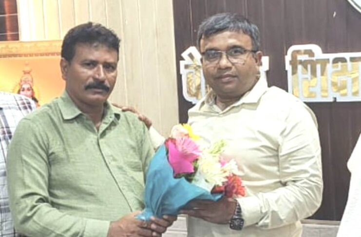 JAUNPUR NEWS:बेसिक शिक्षा अधिकारी को 4 साल पूरा होने पर बधाई