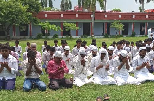  विद्यालय में बारिश के लिए मांगी गई दुआ  