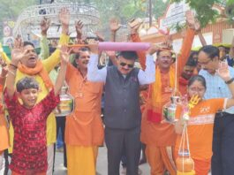DM JAUNPUR कावड़ियों की सेवा में समर्पित 