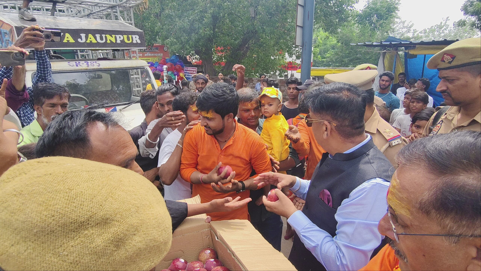 DM JAUNPUR कावड़ियों की सेवा में समर्पित 2 DM JAUNPUR कावड़ियों की सेवा में समर्पित