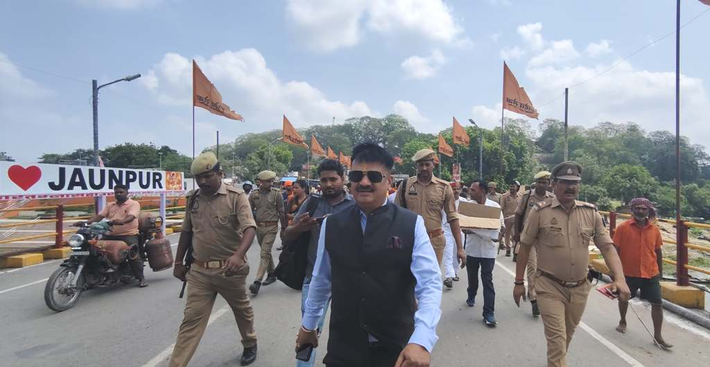 DM JAUNPUR कावड़ियों की सेवा में समर्पित 1 DM JAUNPUR कावड़ियों की सेवा में समर्पित