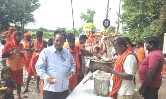 कांवरियों सहित क्षेत्रीय लोगों ने किया प्रसाद ग्रहण