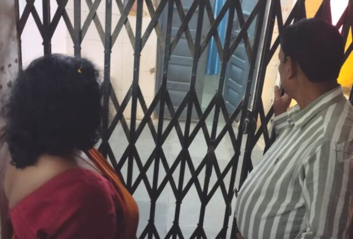 डिलीवरी प्वाइंट पर लगा मिला ताला भड़कीं मुख्य चिकित्सा अधिकारी