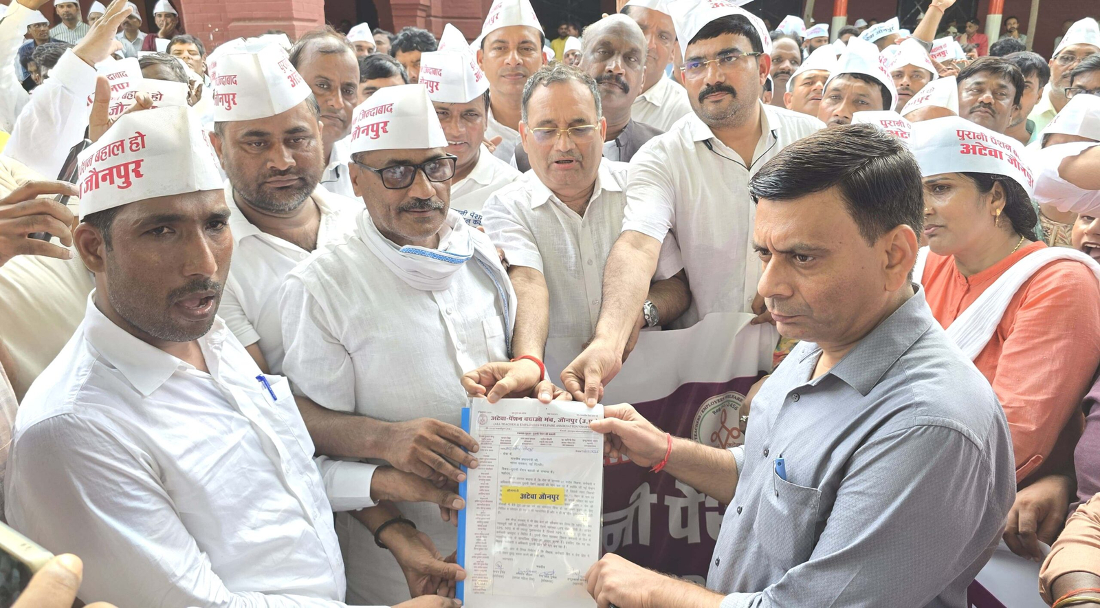 NPS UPS के विरोध में संयुक्त समायोजित शिक्षक संघ जौनपुर में रोष 