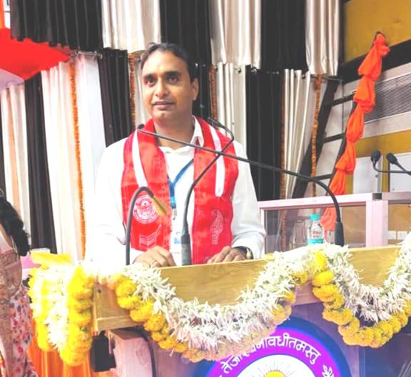 अनिल यादव मधुबाला सिंह को दीक्षांत में मिली पीएचडी की उपाधि 1 अनिल यादव मधुबाला सिंह को दीक्षांत में मिली पीएचडी की उपाधि