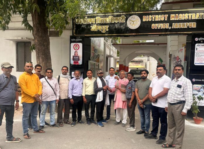 पत्रकार मनोज कुमार पटेल के खिलाफ साजिश ,DM को पत्रकारो ने सौंपा पत्र