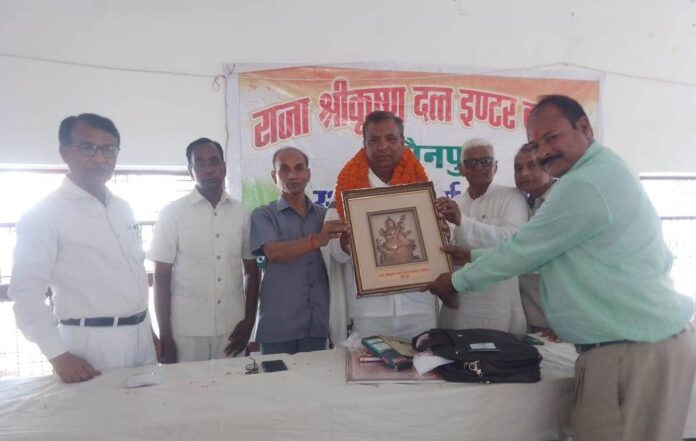 कर्मठ,सुयोग्य वरिष्ठ प्रवक्ता अशोक कुमार तिवारी का भव्य विदाई समारोह