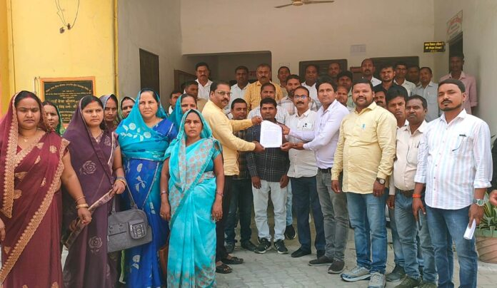 8 माह से मानदेय न मिलने पर मनरेगा कर्मियों का प्रदर्शन, BDO को सौंपा ज्ञापन