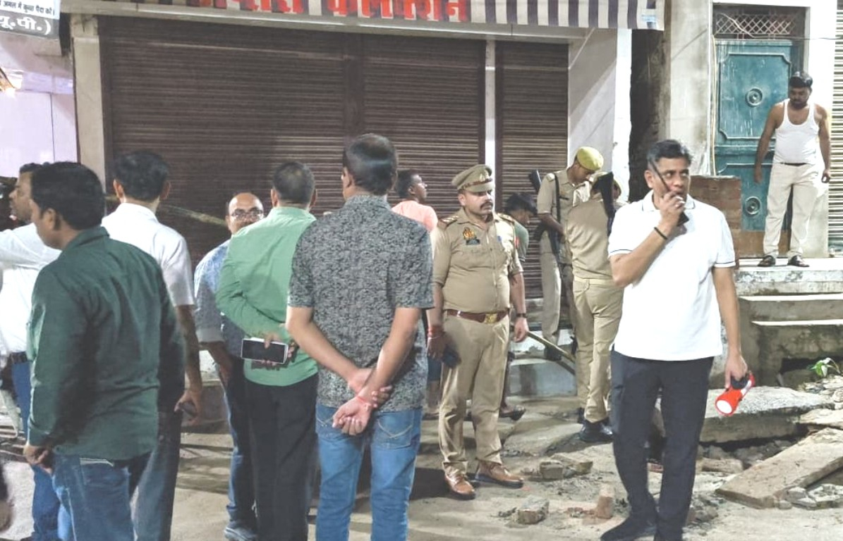 JAUNPUR रात भर नदी-नाले पर भटकती रही पुलिस,नहीं लगा दोनों का सुराग 1 JAUNPUR रात भर नदी-नाले पर भटकती रही पुलिस,नहीं लगा दोनों का सुराग