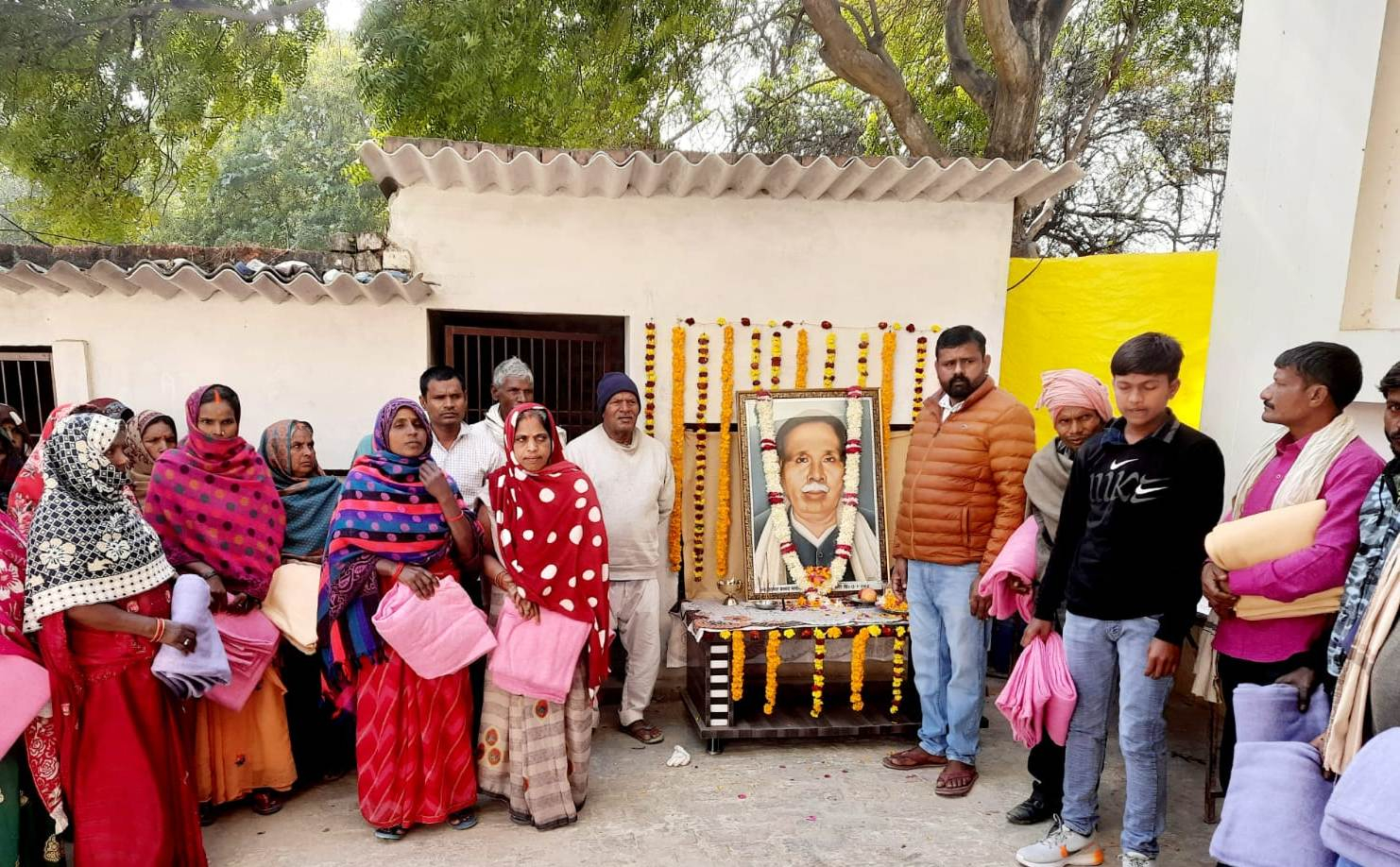 JAUNPUR:समाजसेवी कामता प्रसाद की पुण्यतिथि पर,जरूरतमंदों को वितरित किया गया कंबल