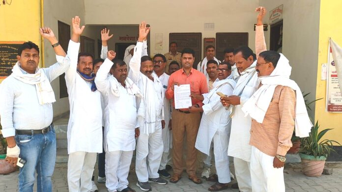 प्रधानों को प्रशासक बनाये जाने की माँग को लेकर प्रधान संघ ने सौंपा ज्ञापन